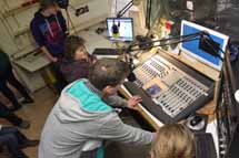 Jugendlichen Radiomacher im Studio