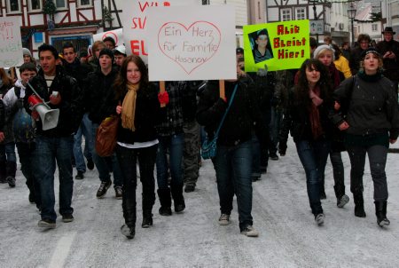 Die Schüler sind gegen die Abschiedung von Familie Hasanov und demonstrierten auf Eschweges Straßen.