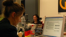 Redakteurin und Autoren beim Chatten [Quelle: Radio Bremen, Fotograf: Eva Koplin]