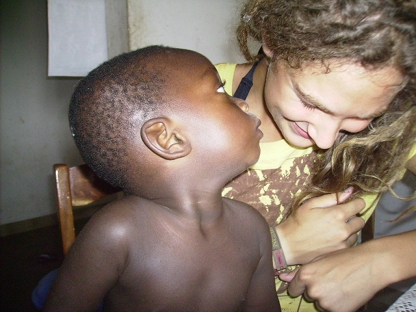 Kristin spielt mit einem Kind aus dem Waisenhaus in Togo, wo sie  ihren Freiwilligendienst ableistet.