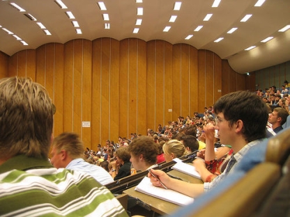 Blick in das Innere eines Hörsaals mit Studierenden