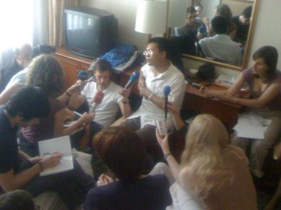 Teng Biao gemeinsam mit Journalisten von Journalists Network Ende Mai heimlich in einem Pekinger Hotelzimmer. 