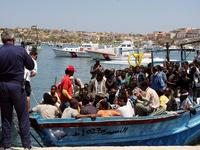 Flüchtlingsboot vor der Küste Lampedusa (Foto: AFP)
