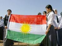 Irakische Kurden mit der kurdischen Flagge (Foto: dpa)