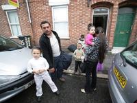 Rumänische Familie verlässt ihr Haus in Belfast. (Foto: dpa)