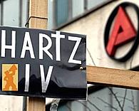 Für einen Großteil der knapp fünf Millionen Hartz-IV-Empfänger stehen demnächst Änderungen an. So sollen Ausgaben für Tabak und Alkohol in der Berechnung der Regelsätze nicht mehr berücksichtigt werden. Dafür kommen Posten wie die Internetnutzung hinzu.Laut dem Gesetzesentwurf der Bundesregierung werden für die Regelsätze von Erwachsenen und Kindern aus der Einkommens- und Verbrauchsstichprobe 2008 folgende Ausgaben berücksichtigt: 