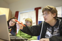 Junge Frau arbeitet am Computer