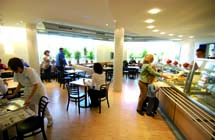 An der Theke der Essensausgabe