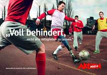 Plakatmotiv der Herbstkampagne der Aktion Mensch „Voll im Leben“