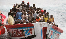 Flüchtlingsboot nahe der kanarischen Inseln im Juni 2008: © Dèsirée Martín / AFP / Getty Images Flüchtlingsboot nahe der kanarischen Inseln im Juni 2008: © Dèsirée Martín / AFP / Getty Images