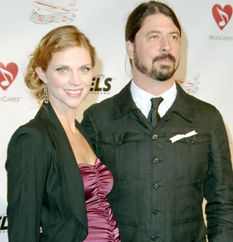 Auch Rocker Dave Grohl (hier mit seiner Frau bei den Grammy-Awards) macht sich für die Homo-Ehe stark. - Quelle: whiteknot.org