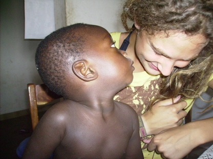 Kristin spielt mit einem Kind aus dem Waisenhaus in Togo, wo sie ihren Freiwilligendienst ableistet.