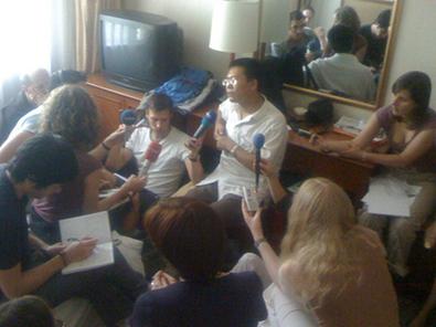 Teng Biao gemeinsam mit Journalisten von Journalists Network Ende Mai heimlich in einem Pekinger Hotelzimmer.