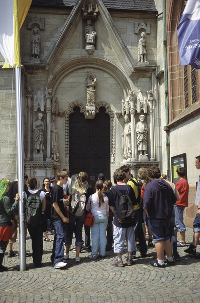 Stadtführungsgruppe vor dem Dom
